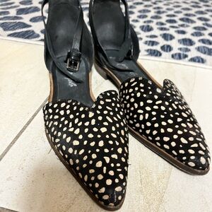 Chic ‘Free People’ animal print flats with ankle strap.
Sz 40
Genuine leather